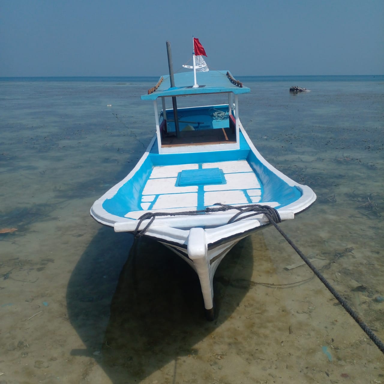 Kapal Evara di perairan tropis